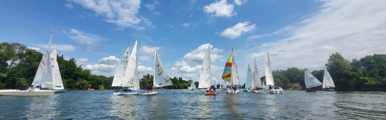 Lire la suite à propos de l’article Trois Clubs. Un fleuve. Une armada.